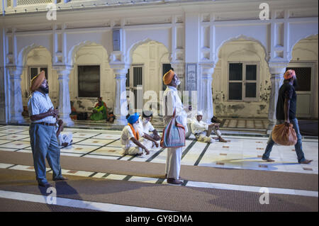 7. September 2016 - Amritsar, Punjab, Indien - Anhänger sehen Sie ein LED-Bildschirm anzeigen Verse aus dem Heiligen Text des Sikhismus im Goldenen Tempel in Amritsar, Indien. (Kredit-Bild: © Akash Ghai über ZUMA Draht) Stockfoto