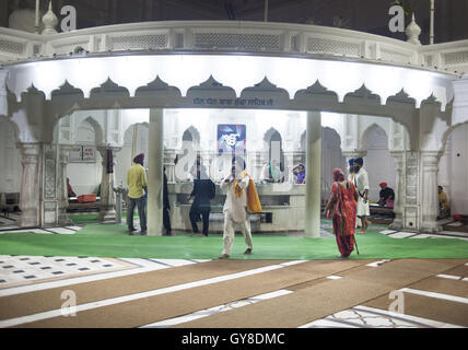 7. September 2016 - wischt Amritsar, Punjab, Indien - ein Mann seine Augen nach dem Waschen sein Gesicht an einem Dienst stand, die Bereitstellung von Wasser in den goldenen Tempel in Amritsar, Indien. (Kredit-Bild: © Akash Ghai über ZUMA Draht) Stockfoto