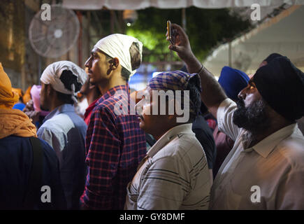 7. September 2016 - Amritsar, Punjab, Indien - Anhänger Line-up eingeben der Harmandar Sahib-Komplex zu sehen die heilige Texte der Sikhismus in den goldenen Tempel in Amritsar, Indien. (Kredit-Bild: © Akash Ghai über ZUMA Draht) Stockfoto