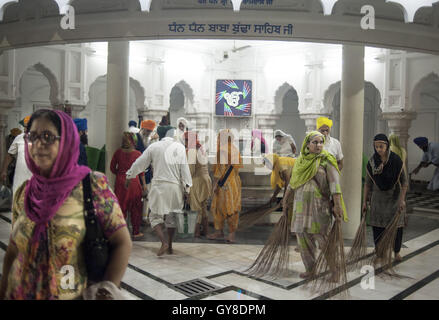 7. September 2016 - Amritsar, Punjab, Indien - Tempel Freiwilligen aufräumen in der Nacht den goldenen Tempel in Amritsar, Indien. (Kredit-Bild: © Akash Ghai über ZUMA Draht) Stockfoto