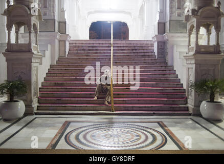 7. September 2016 - Amritsar, Punjab, Indien - ein eifriger Anhänger entspannt auf der Treppe in der Nähe eine Ausfahrt in den goldenen Tempel in Amritsar, Indien, (Credit-Bild: © Akash Ghai über ZUMA Draht) Stockfoto