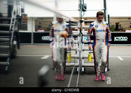 Towcester, Northamptonshire, UK. 18. September 2016. BTCC Rennfahrer Sam Tordoff und Team JCT600 mit GardX vor drei Rennen der Dunlop MSA British Touring Car Championship in Silverstone (Foto: Gergo Toth / Alamy Live News) Stockfoto
