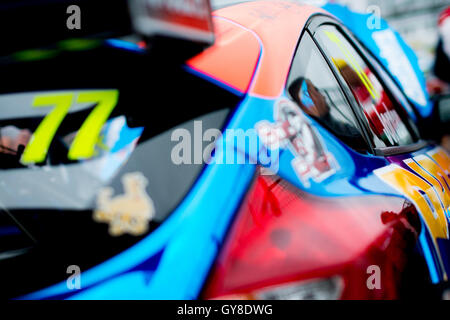 Towcester, Northamptonshire, UK. 18. September 2016. BTCC Rennfahrer Andrew Jordan und Motorbase Leistung vor drei Rennen der Dunlop MSA British Touring Car Championship in Silverstone (Foto: Gergo Toth / Alamy Live News) Stockfoto