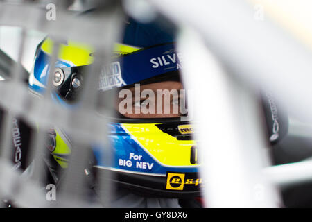 Towcester, Northamptonshire, UK. 18. September 2016. BTCC Rennfahrer Mat Jackson und Motorbase Leistung vor drei Rennen der Dunlop MSA British Touring Car Championship in Silverstone (Foto: Gergo Toth / Alamy Live News) Stockfoto