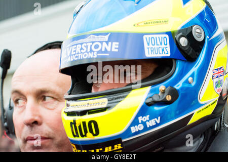 Towcester, Northamptonshire, UK. 18. September 2016. BTCC Rennfahrer Mat Jackson und Motorbase Leistung nach drei Rennen von Dunlop MSA British Touring Car Championship in Silverstone (Foto: Gergo Toth / Alamy Live News) Stockfoto