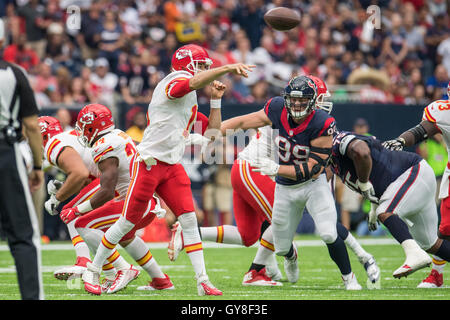 Houston, Texas, USA. 18. September 2016. Kansas City Chiefs quarterback Alex Smith (11) Pässe im 1. Quartal ein NFL-Spiel zwischen den Houston Texans und die Kansas City Chiefs NRG-Stadion in Houston, TX am 18. September 2016. Bildnachweis: Trask Smith/ZUMA Draht/Alamy Live-Nachrichten Stockfoto