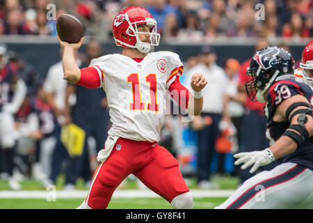 Houston, Texas, USA. 18. September 2016. Kansas City Chiefs quarterback Alex Smith (11) Pässe im 1. Quartal ein NFL-Spiel zwischen den Houston Texans und die Kansas City Chiefs NRG-Stadion in Houston, TX am 18. September 2016. Bildnachweis: Trask Smith/ZUMA Draht/Alamy Live-Nachrichten Stockfoto