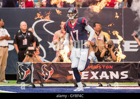 Houston, Texas, USA. 18. September 2016. Houston Texans Quarterback Brock Osweiler (17) tritt das Feld vor der NFL-Spiel zwischen den Houston Texans und die Kansas City Chiefs NRG-Stadion in Houston, TX am 18. September 2016. Bildnachweis: Trask Smith/ZUMA Draht/Alamy Live-Nachrichten Stockfoto