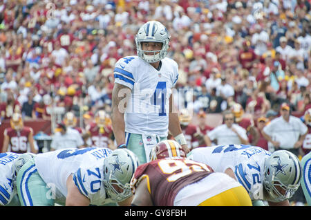 Landover, Maryland, USA. 18. September 2016. Dallas Cowboys-Quarterback Dak Prescott (4) blickt auf die Verteidigung im ersten Quartal Aktion gegen die Washington Redskins bei FedEx Field in Landover, Maryland am Sonntag, den 18. September 2016.Credit: Ron Sachs/CNP Credit: Ron Sachs/CNP/ZUMA Draht/Alamy Live News Stockfoto