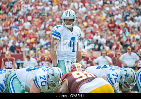 Landover, Maryland, USA. 18. September 2016. Dallas Cowboys-quarterback Dak Prescott (4) sieht über die Verteidigung im ersten Quartal-Aktion gegen die Washington Redskins in FedEx Field in Landover, Maryland auf Sonntag, 18. September 2016. Bildnachweis: Ron Sachs/CNP /MediaPunch Credit: MediaPunch Inc/Alamy Live-Nachrichten Stockfoto