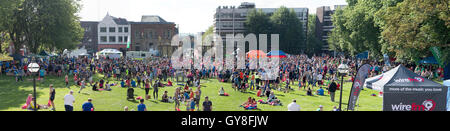 Warrington, UK. 18. September 2016. Das Ende des englischen Half Marathon 2016 die Massen, auf dem Parkplatz am Rathaus Credit versammeln: John Hopkins/Alamy Live News Stockfoto