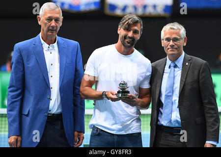 Zadar, Kroatien. 18. September 2016. Davis Cup Tennis. Kroatien gegen Frankreich. Goran Ivanisevic erhält eine Auszeichnung Credit: Action Plus Sport/Alamy Live News Stockfoto