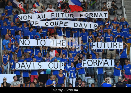 Zadar, Kroatien. 18. September 2016. Davis Cup Tennis. Kroatien gegen Frankreich. Unterstützer von Frankreich protestieren das Format des Davis Cup: Action Plus Sport/Alamy Live News Stockfoto