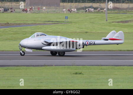 LN-DHY, eine de Havilland Vampire FB52 von der Royal Norwegian Air Force historische Squadron, kommt am Flughafen Prestwick. Stockfoto