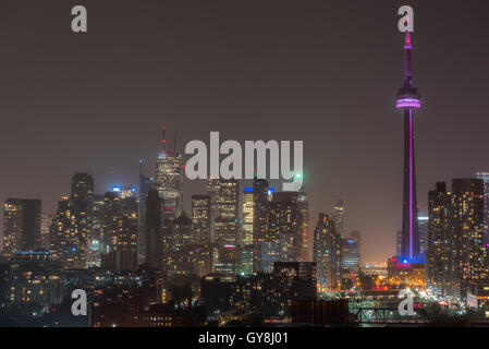 Auf dem Dach Panorama der Stadt Torontoskyline.  Gebäude & Büro Türme auf heißen, feuchten August Nacht Capitol City of Ontario, Kanada. Stockfoto