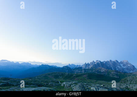 Italienische Bergpanorama im Morgengrauen. "Pale di San Martino" Gipfeln. Sport und outdoor Stockfoto