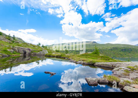 Italienische Bergpanorama, Wolken reflektiert auf alpinen See. Trekking in der Nähe von 'Passo San Pellegrino", Alpen. Sport und Outdoor Stockfoto