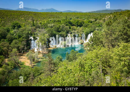 Der Fluss Trebižat und spektakuläre Kravice Wasserfälle in der Nähe von Ljubuški (West Herzegowina, Bosnien und Herzegowina). Stockfoto