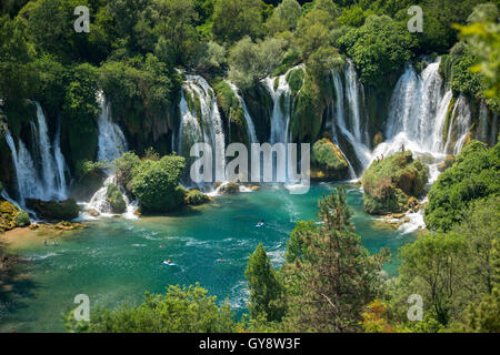 Der Fluss Trebižat und spektakuläre Kravice Wasserfälle in der Nähe von Ljubuški (West Herzegowina, Bosnien und Herzegowina). Stockfoto