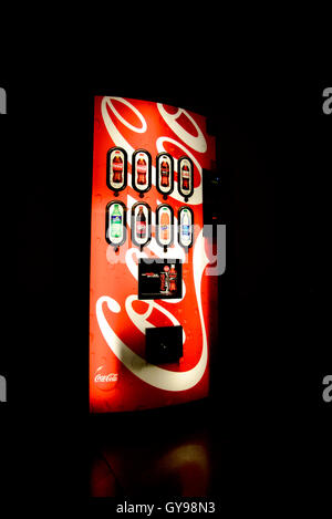 Ein Automat mit Coca Cola Soda sitzt auf einer überdachten Terrasse auf einem Uni-Campus, Tucson, Arizona, USA. Stockfoto