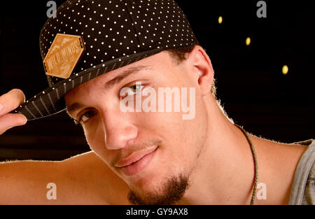 Ein 21-jähriger Mann trägt eine Mütze posiert für ein Porträt, Tucson, Arizona, USA. Stockfoto