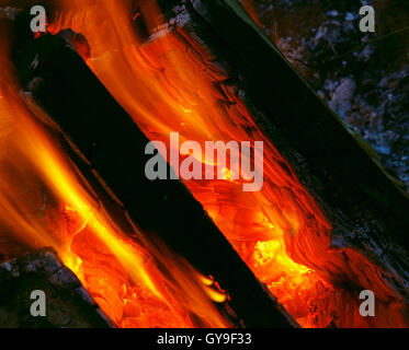 Erfassen die heißen Kohlen glühen auf einem brennenden Lagerfeuer. Stockfoto