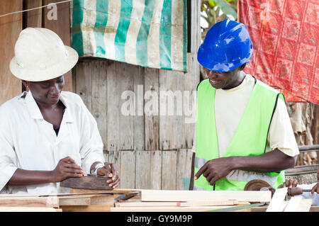 Der Lehrer seinen Schüler in der Tischlerei mit diesem schönen Lächeln zu gratulieren. Stockfoto