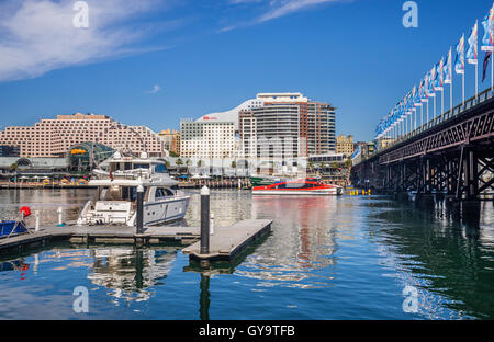 Australien, New South Wales, Sydney, Darling Harbour, Blick auf die Hafenpromenade komplexe und Pyrmont Bridge Stockfoto