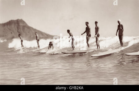 Vintage Foto der Surfer auf einer Welle im Waikiki in Honolulu, Hawaii. Stockfoto