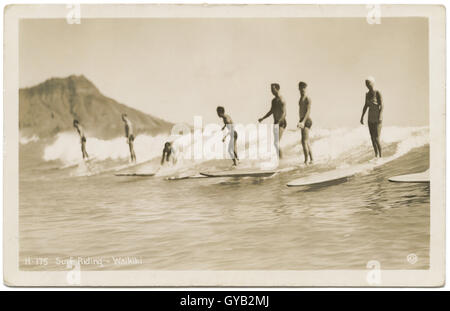 Vintage Photo Postkarte der Surfer auf einer Welle im Waikiki in Honolulu, Hawaii. Stockfoto