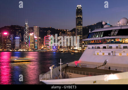 Kreuzfahrtschiffe in Victoria Hafen und die Skyline von Central District, Victoria Harbour, Hongkong, China. Stockfoto