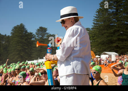 Bronwyn Bishop, Bundesmitglied für Mackellar in Sydney startet das Ocean Swim Race von Palm Beach nach Whale Beach, Sydney, NSW, Australien Stockfoto