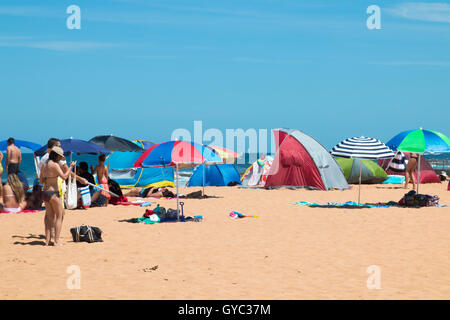 Bilgola Beach, einem der berühmten Nordstrände von Sydney vollgepackt mit einheimischen und Urlauber am Neujahrstag, Sydney, Australien Stockfoto