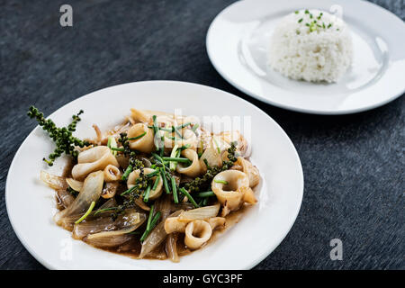 Frische Tintenfische und Kampot grünem Pfeffer Rühren braten traditionelle asiatische kambodschanischen Meeresfrüchte Mahlzeit Stockfoto