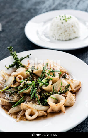 frische Asien Tintenfisch und Kampot grünem Pfeffer Rühren braten traditionelle asiatische kambodschanischen Meeresfrüchte essen Stockfoto