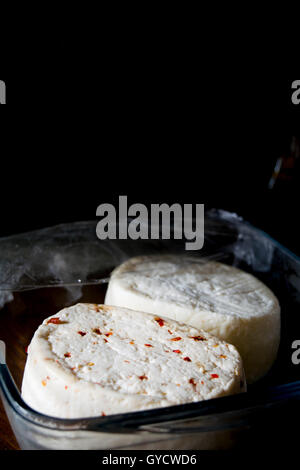 Primo Verkauf Käse mit zerstoßenem Pfeffer gewürzt Stockfoto