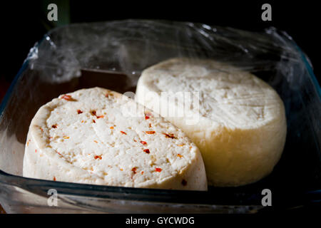 Primo Verkauf Käse mit zerstoßenem Pfeffer gewürzt Stockfoto