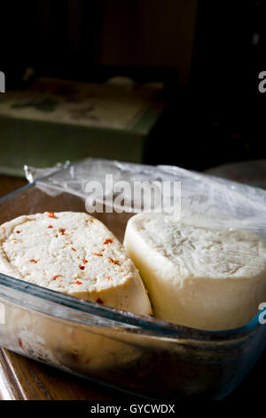 Primo Verkauf Käse mit zerstoßenem Pfeffer gewürzt Stockfoto