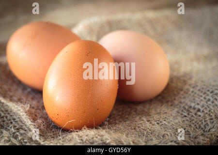 Drei frische rohe Hühnereier für eine gesunde Mahlzeit Stockfoto