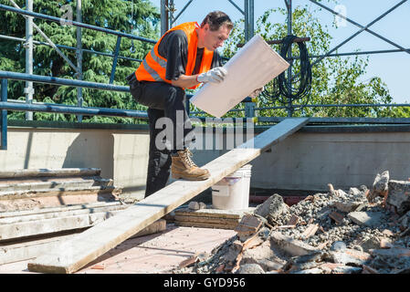 Landvermesser mit Projekt Stockfoto