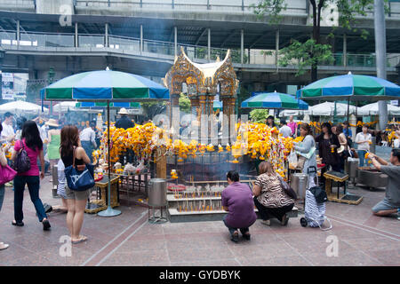 Buddhistischen Anhänger am Erawan Schrein in Bangkok Stockfoto