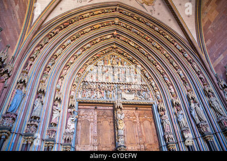 Aufwendigen Schnitzereien rund um den Eingang zum Freiburger Münster, Freiburg Im Breisgau, Deutschland Stockfoto