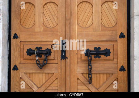 Alte massive Holztüren. Alte Burg Holztüren. Stockfoto