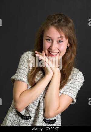 Porträt von einer attraktiven schönen glücklich fröhliche junge kaukasischen Frau (Frau, Mädchen, Frau, Modell) in eine gute Stimmung, Spaß Stockfoto