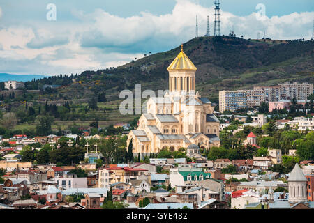 Blick auf Sameba oder Heilige-Dreifaltigkeits-Kathedrale von Tiflis, georgische orthodoxe Hauptkirche errichtet auf dem Hügel Elia heutzutage die Co Stockfoto