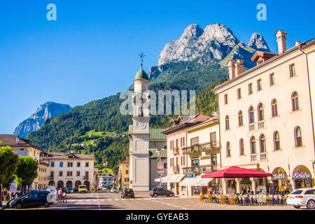 Agordo Stadt inmitten der Dolomiten, Provinz Belluno, Region Venetien, Italien. Stockfoto