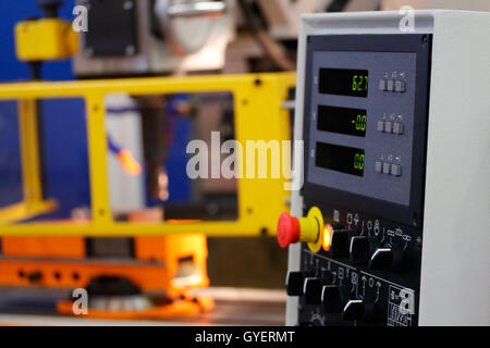 Vertikale CNC-Bearbeitungszentrum mit Control Panel im Vordergrund. Stockfoto