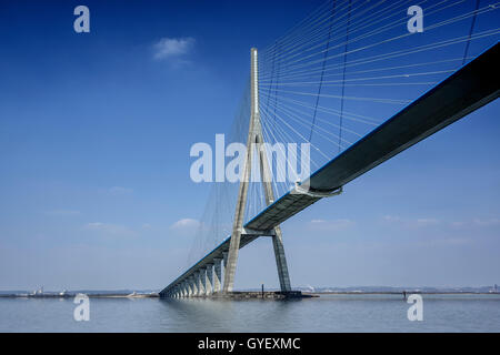 Blick von der Brücke Pont de Normandie an einem sonnigen Herbsttag in Normandie Frankreich überqueren den Fluss Seine Stockfoto