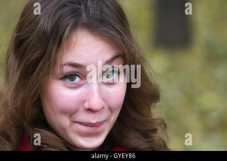 Porträt einer attraktiven schönen ziemlich niedlich Junge kaukasischen peinlich erstaunt Frau (Mädchen, Frau, Person, Modell) Stockfoto