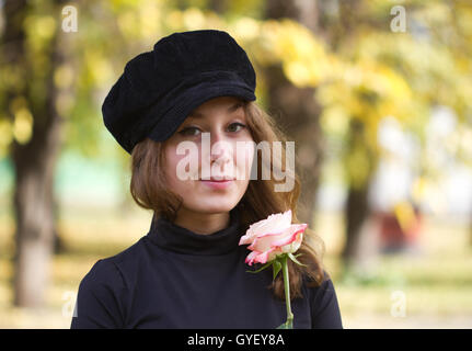 Porträt einer attraktiven schönen ziemlich niedlich Junge kaukasischen fröhlich lächelnd erfolgreiche Frau (Mädchen, Frau, Person, Modell) Stockfoto